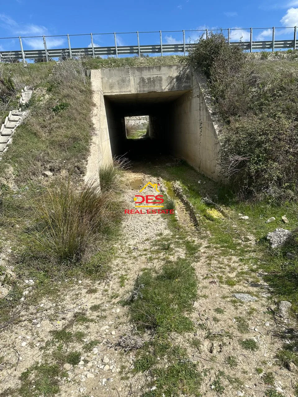 SHITET TOKË – TRUALL NË HYRJE TË VLORËS. 📍 Përgjatë autostradës