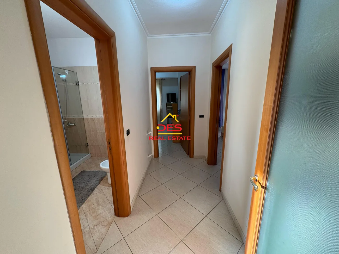 Jepet me qira apartament 2+1+2 përball shkollës “drita e dijes” , vlorë
