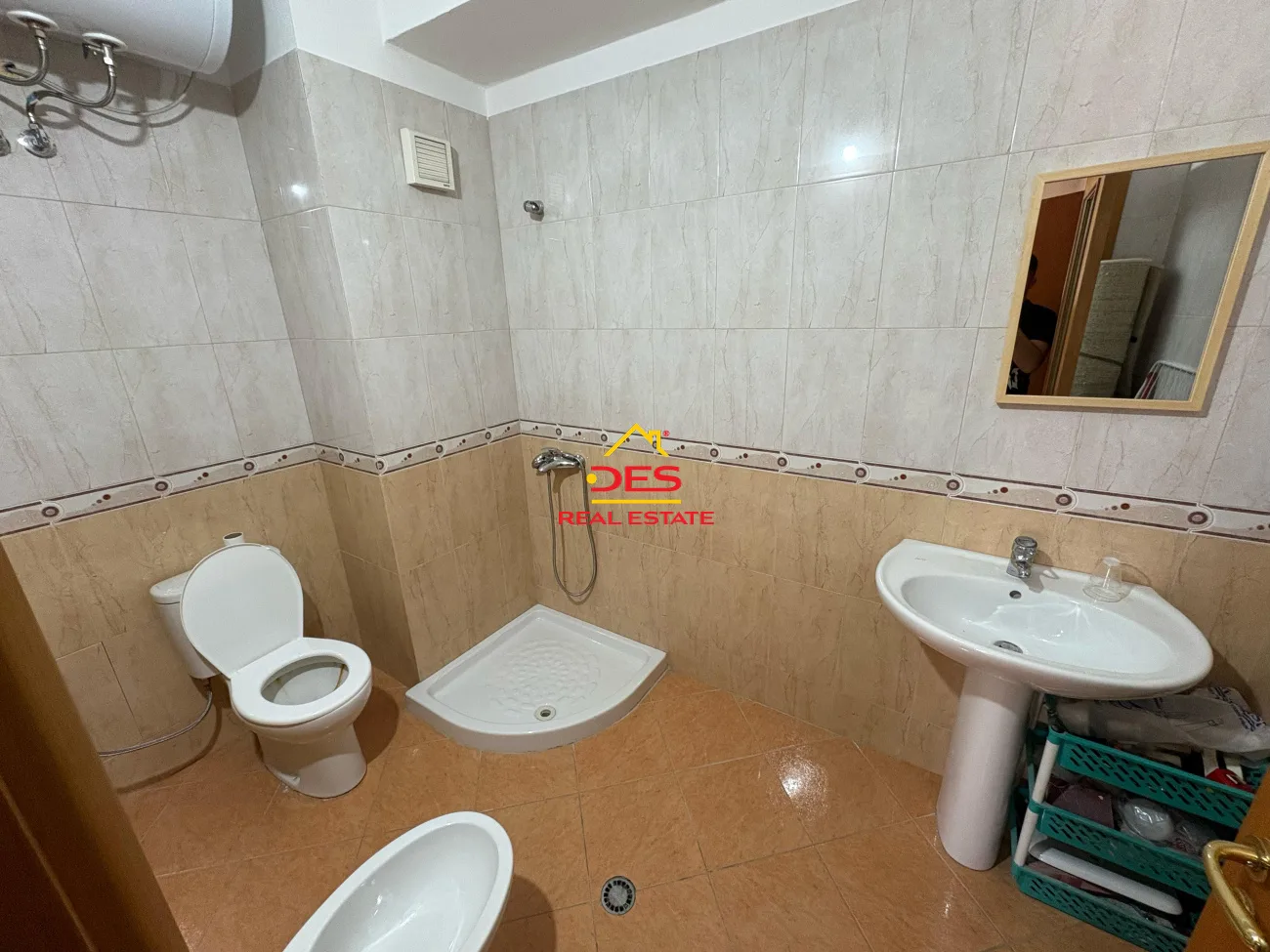 Jepet me qira apartament 2+1+2 përball shkollës “drita e dijes” , vlorë