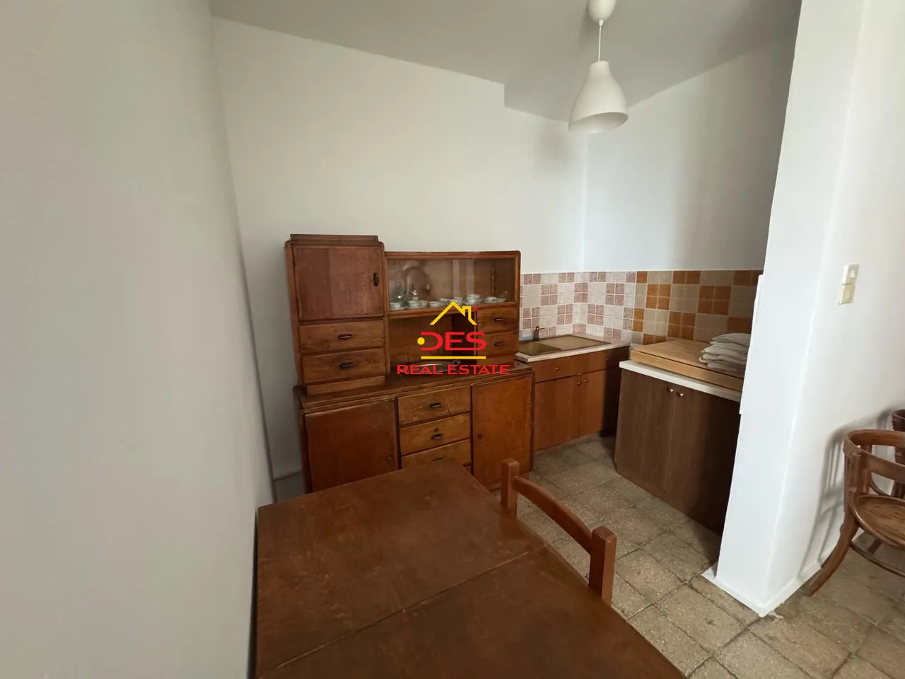 Shitet apartament 1+1 + shtese ne qender te sarandes