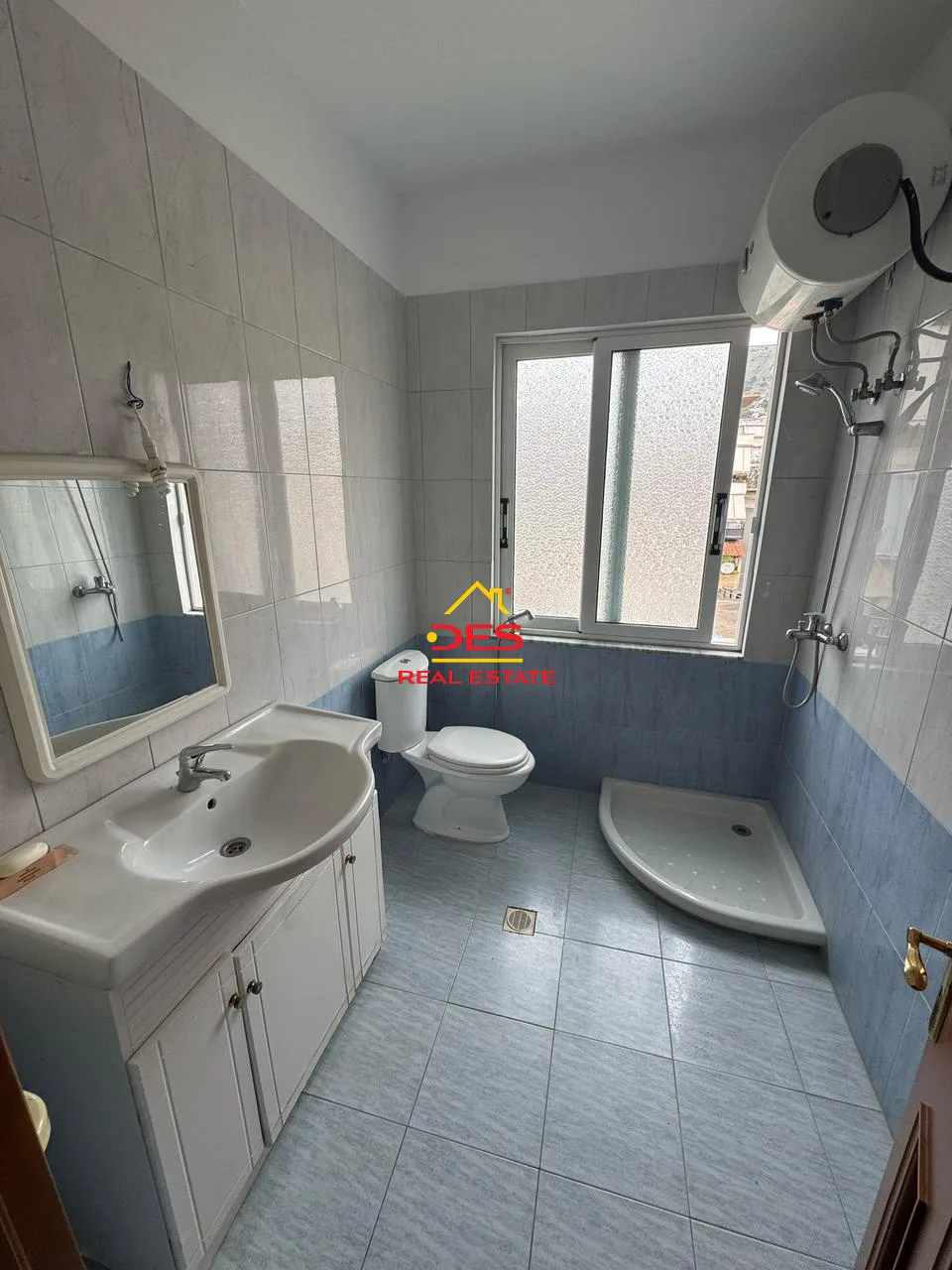 Shitet apartament 1+1 + shtese ne qender te sarandes