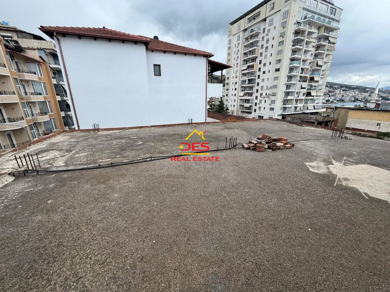 Shitet apartament 1+1 + shtese ne qender te sarandes