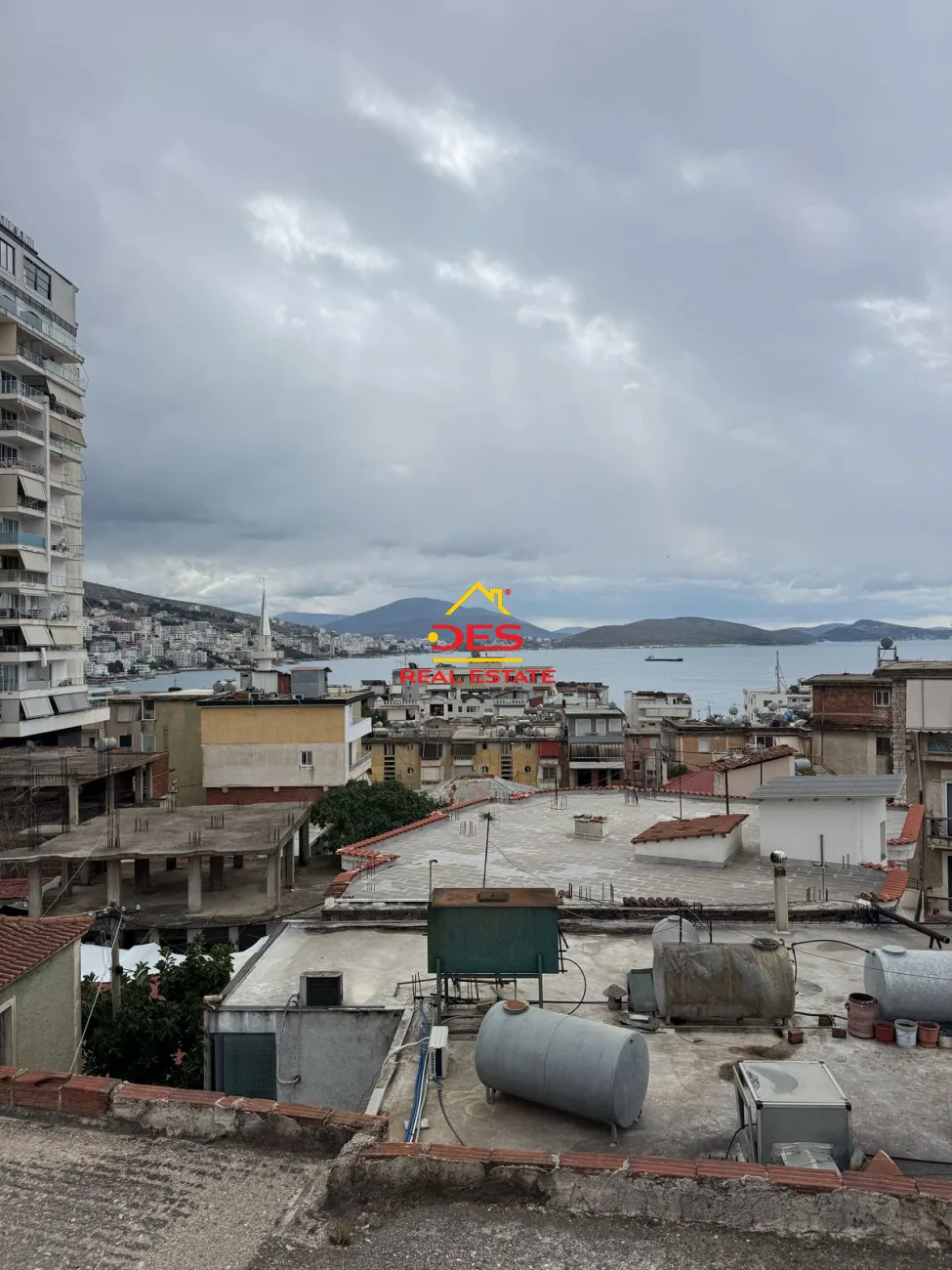Shitet apartament 1+1 + shtese ne qender te sarandes