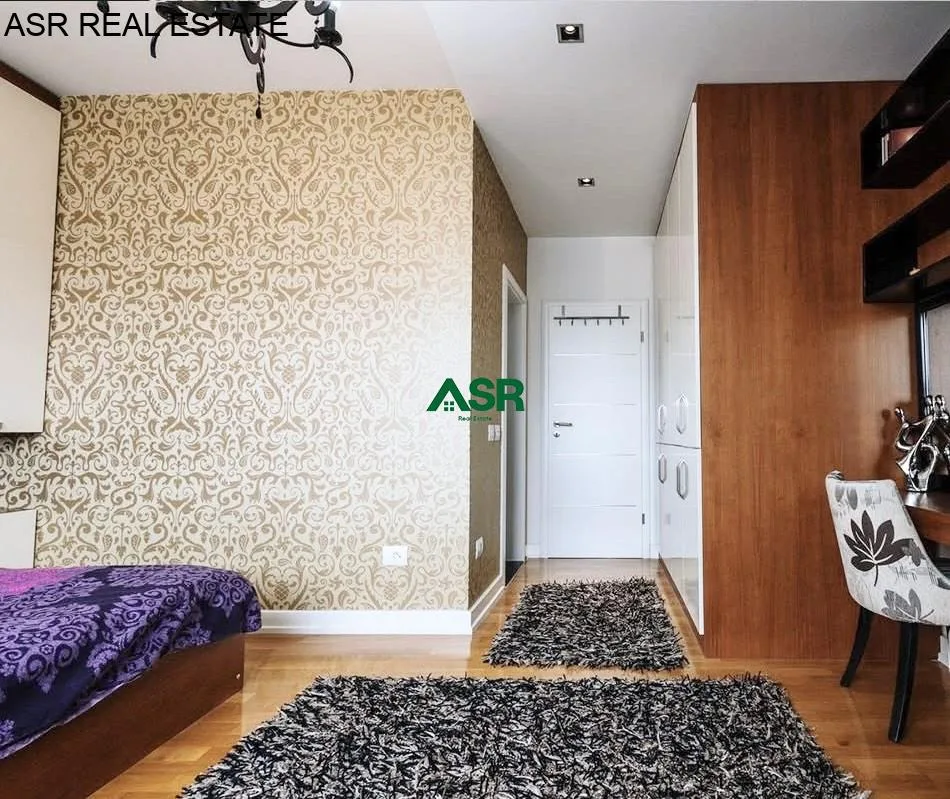 Ofrohet per SHITJE penthouse ne lagjen Tophane