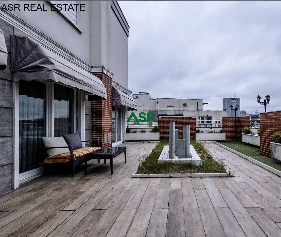 Ofrohet per SHITJE penthouse ne lagjen Tophane
