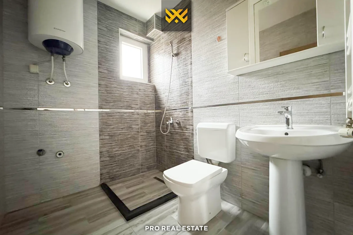 Shtëpi 256m² për #SHITJE në Lagjen Qëndresa
