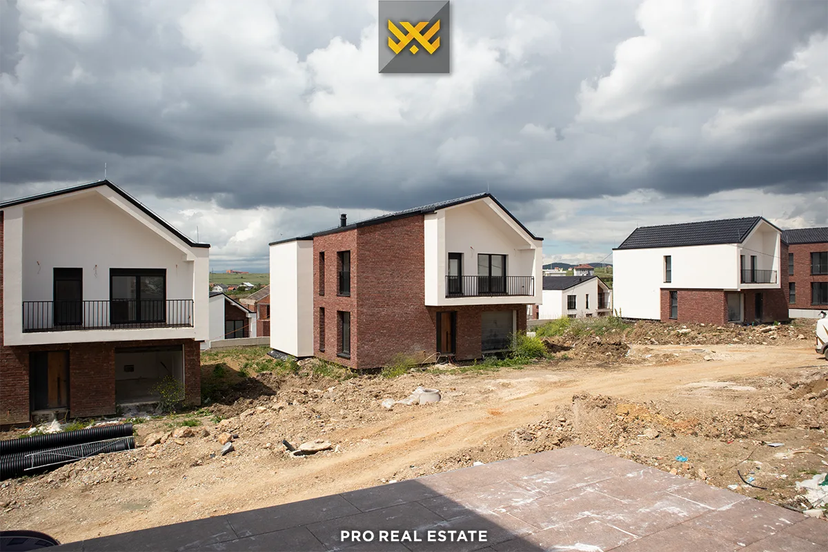 Dy shtëpi 260m² për #SHITJE në Dragodan.