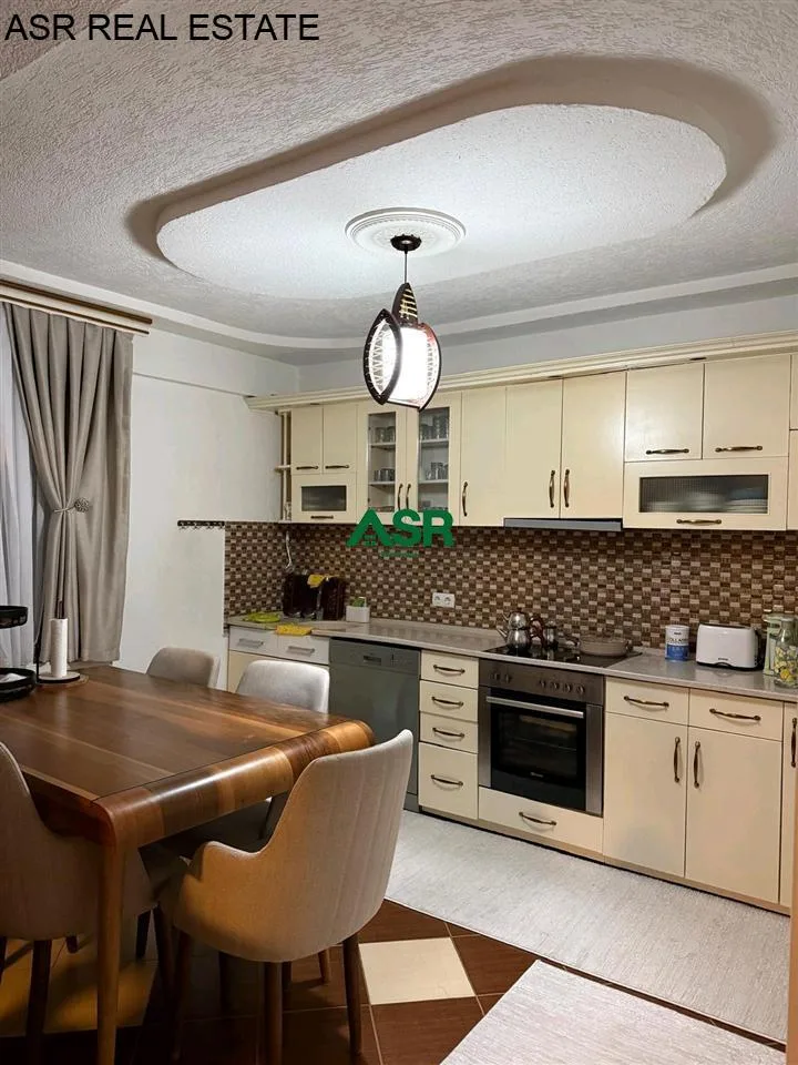 #ID:4014 Shtepi 200m2 me #qira në lagjen Emshir