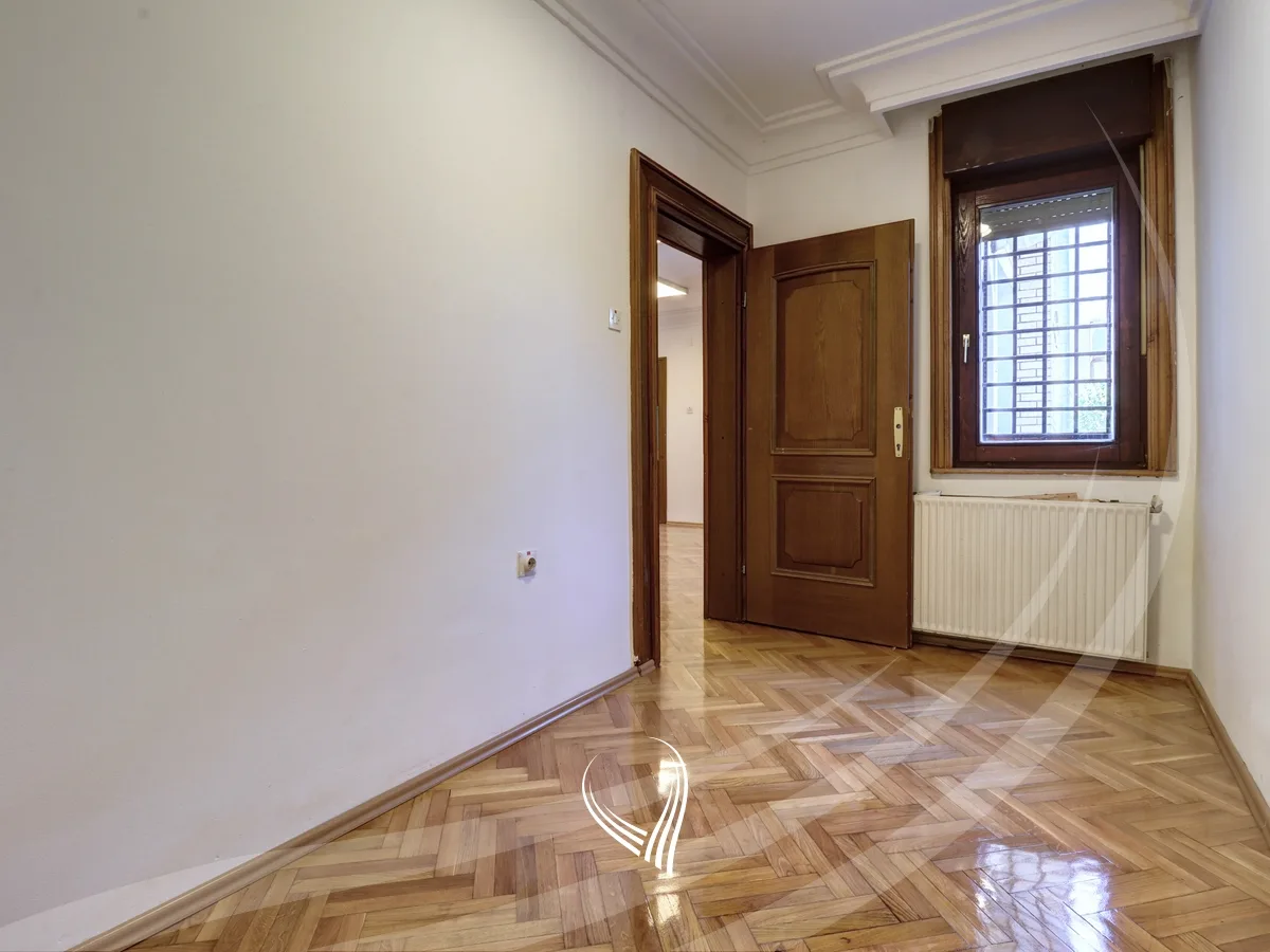 Zyre 446m2 me qira në lagjen Arbëria - Dragodan