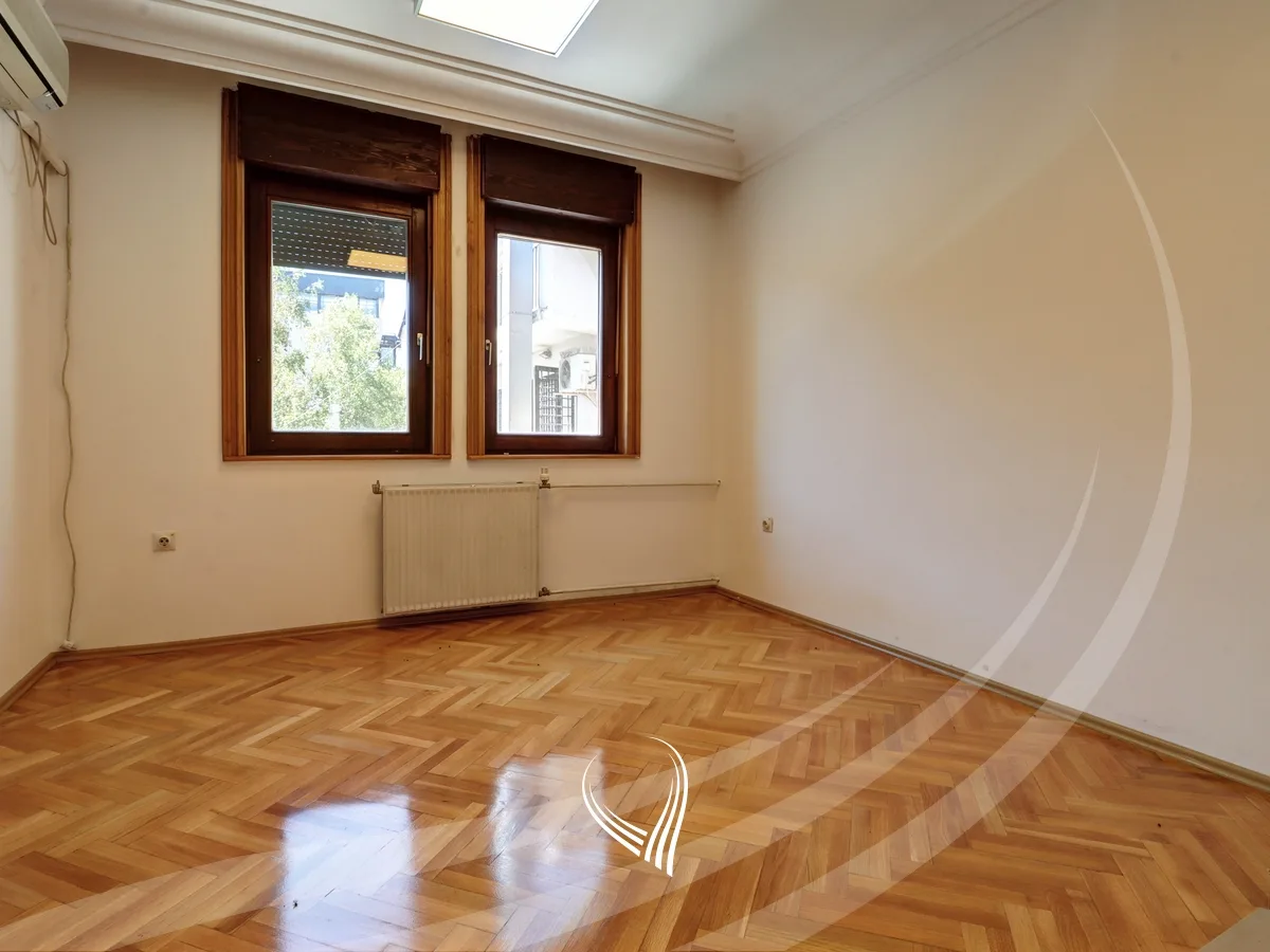 Zyre 446m2 me qira në lagjen Arbëria - Dragodan