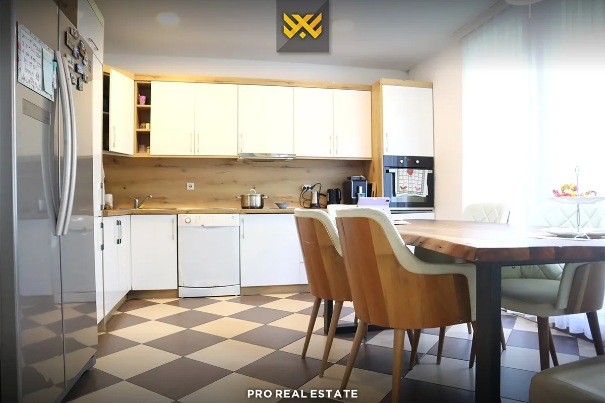 Shtëpi 296m² për #SHITJE në Uglarë